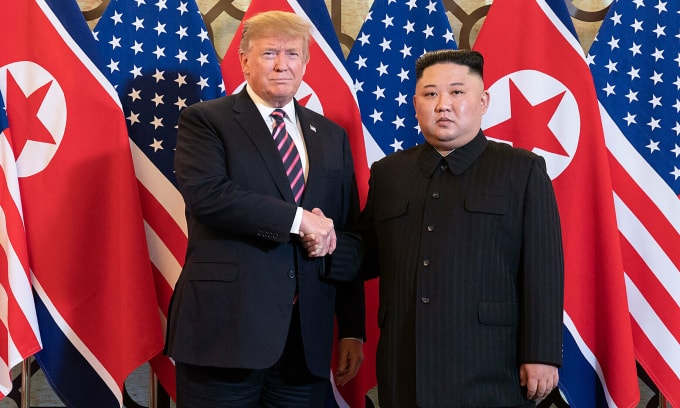 Tổng thống Donald Trump và Chủ tịch Kim Jong-un bắt tay trong cuộc gặp  ở khách sạn Metropole, Hà Nội ngày 27/2/2019. Ảnh: White House