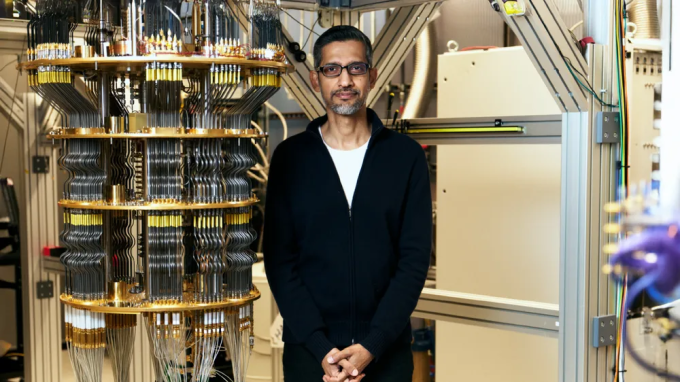 CEO Google Sundar Pichai bên cạnh máy tính lượng tử dùng chip Willow. Ảnh: Google