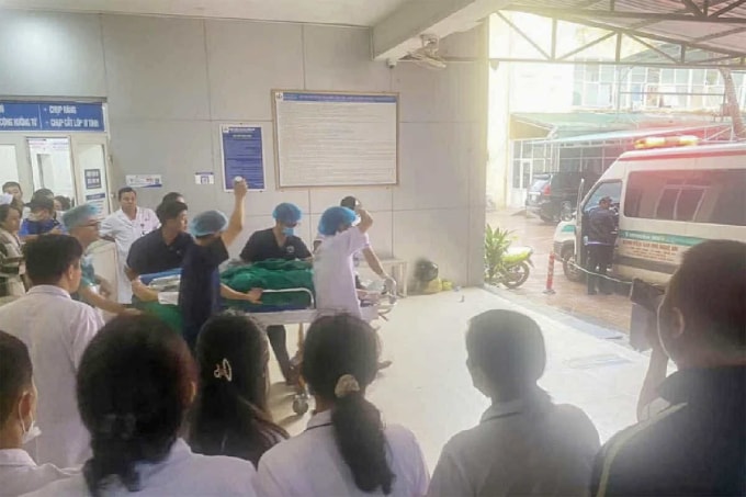 Nạn nhân bị thương được đưa đi cấp cứu. Ảnh: Hùng Lê
