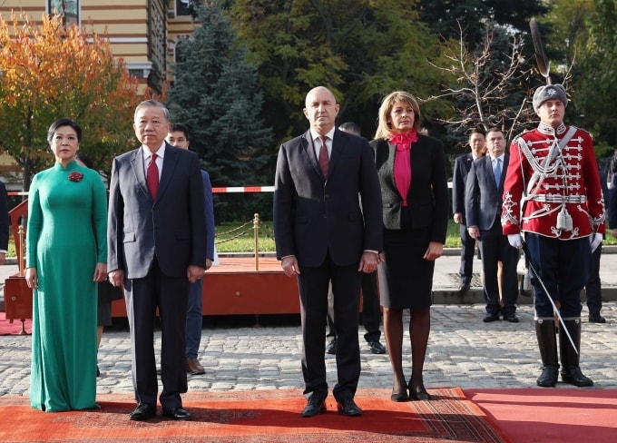 Tổng thống Bulgaria Rumen Radev và phu nhân chủ trì lễ đón Tổng Bí thư Tô Lâm và phu nhân ngày 23/10. Ảnh: TTXVN