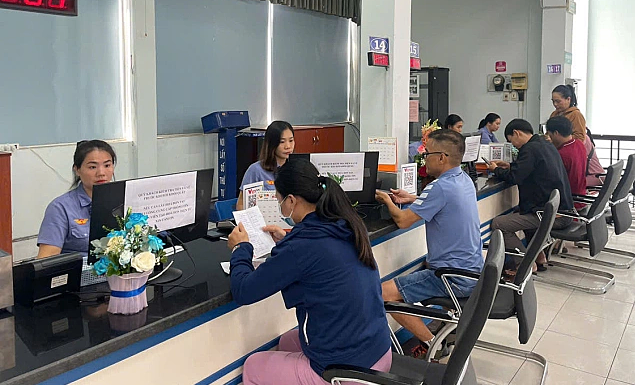 Khách mua vé tàu Tết tại ga Sài Gòn, sáng 20/9. Ảnh:Giang Anh