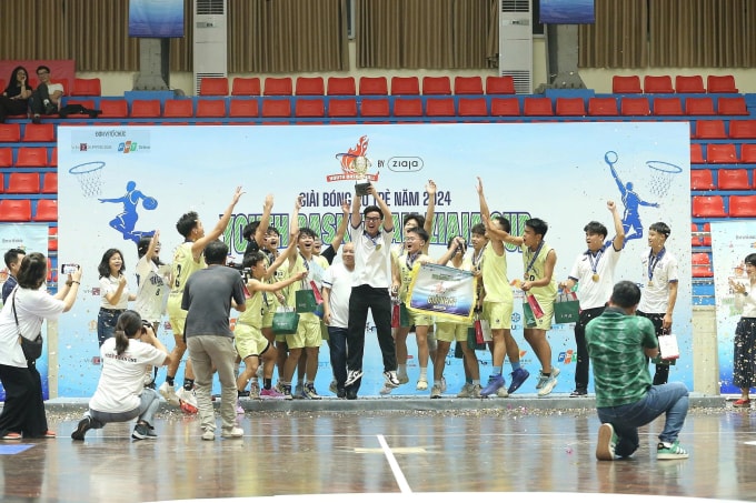 Đội nam THPT Phan Đình Phùng lên ngôi vô địch. Ảnh: Lâm Thỏa