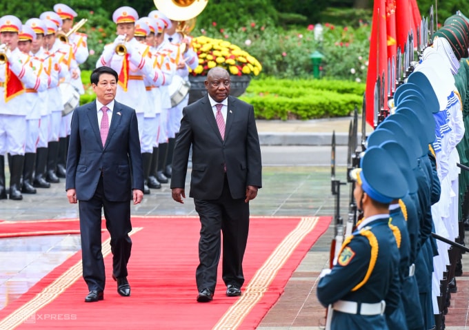 Chủ tịch nước Lương Cường và Tổng thống Nam Phi Matamela Cyril Ramaphosa duyệt đội danh dự tại Phủ Chủ tịch ngày 23/10. Ảnh: Giang Huy