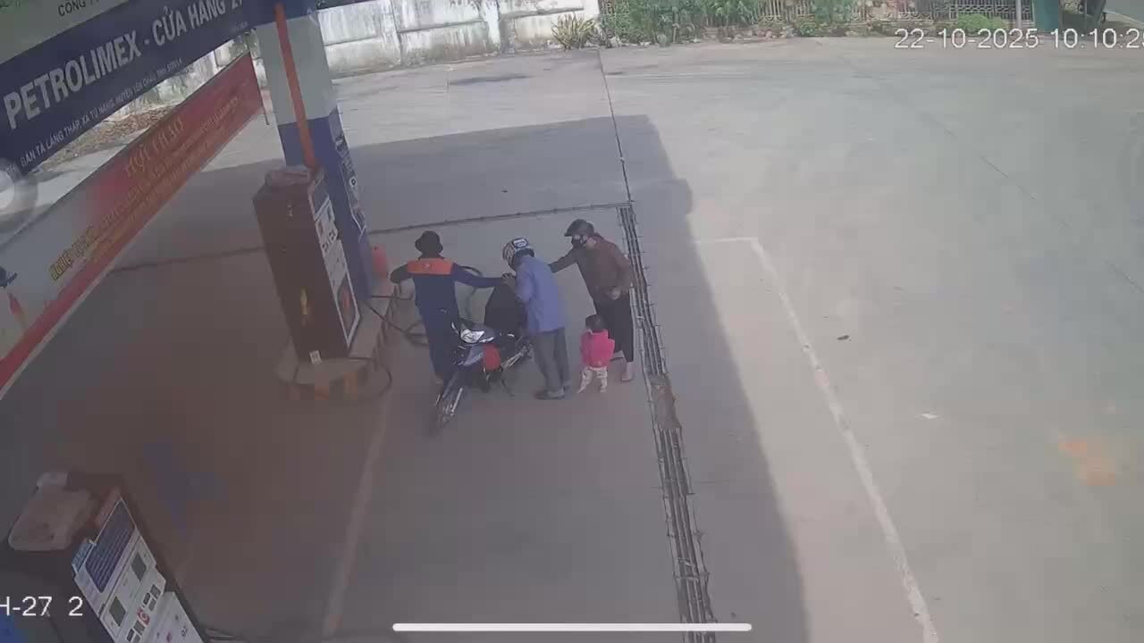 Nhân viên cây xăng phóng xe 8 km 'trả' vợ cho khách