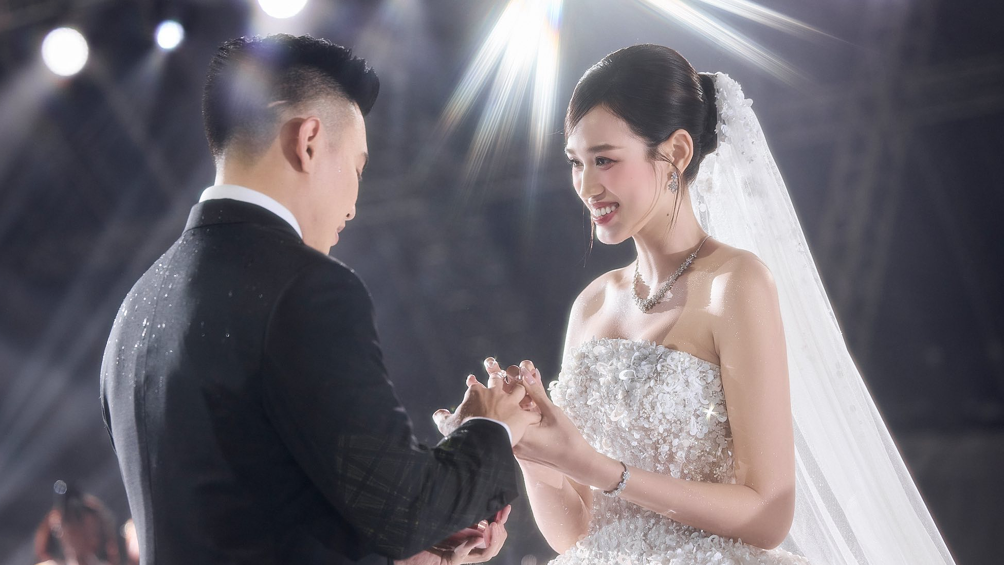 Đỗ Thị Hà và chồng trao nhẫn cưới cho nhau tại tiệc cưới
