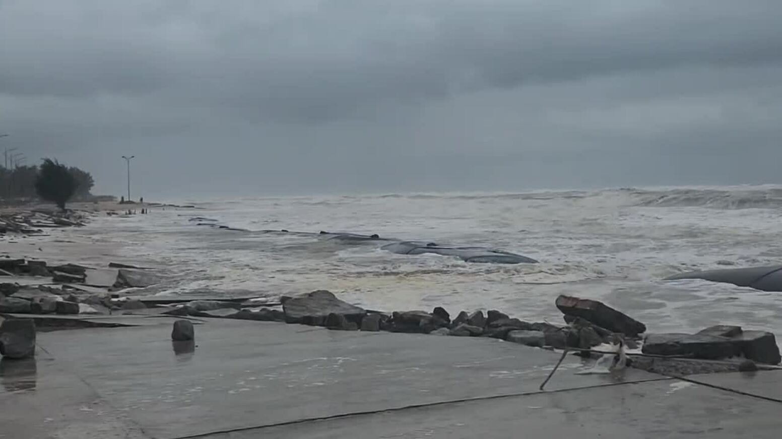 Bí thư Thành ủy Huế kiểm tra kè biển ở phường Thuận An.