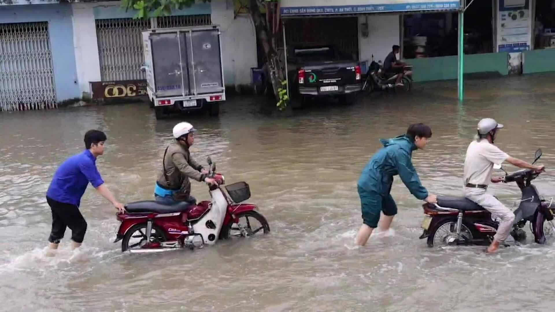 Cần Thơ ngập sâu trong triều cường vượt mốc lịch sử