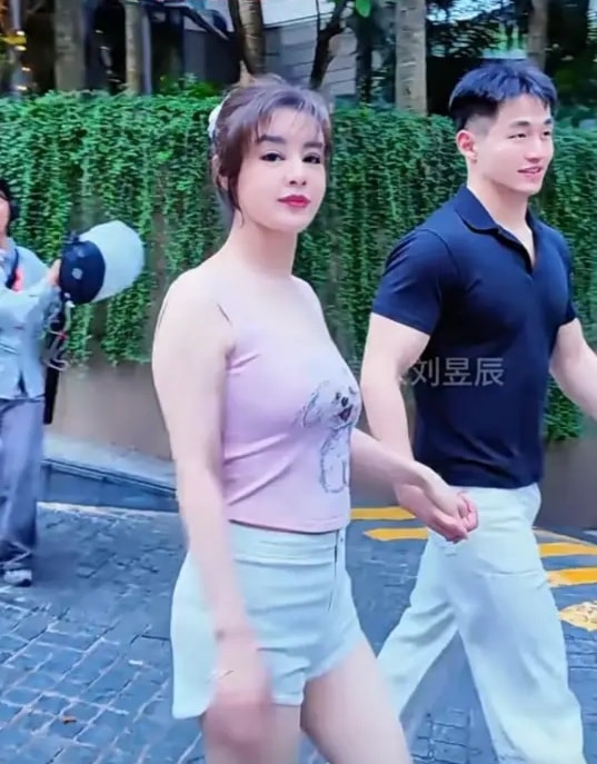 Nữ tỷ phú 55 tuổi gây xôn xao khi công khai yêu trai trẻ kém 30 tuổi - Ảnh 1.