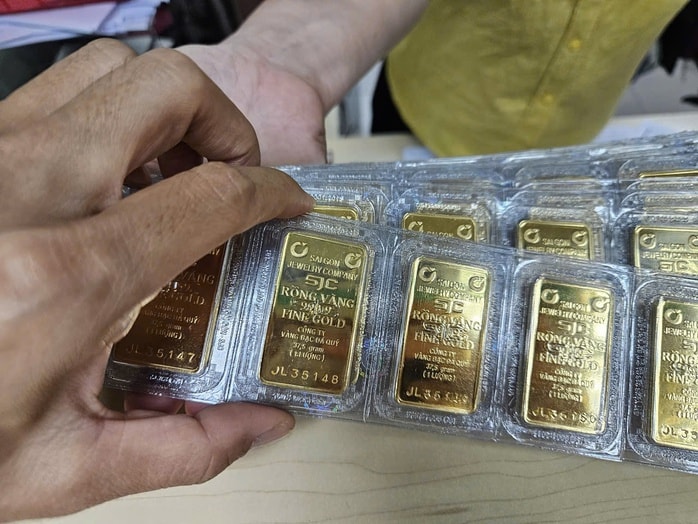 Giá vàng miếng SJC tăng cao chưa từng thấy trên thị trường tự do - Ảnh 2. Giá vàng miếng SJC tăng cao chưa từng thấy trên thị trường tự do - Ảnh 2.