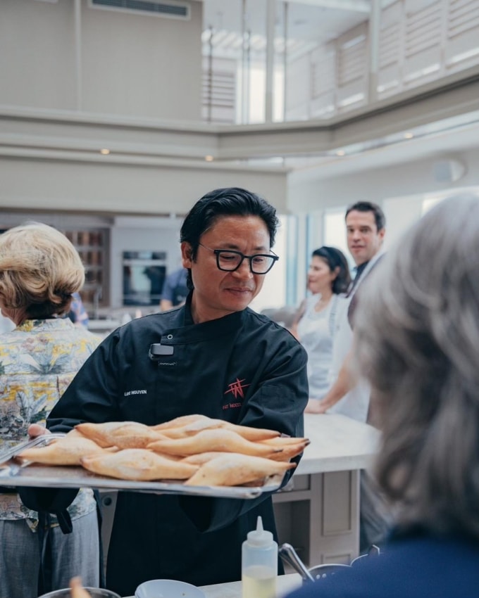 Luke Nguyễn với mẻ bánh mì mới ra lò. Ảnh: Facebook Luke Nguyen Cooks