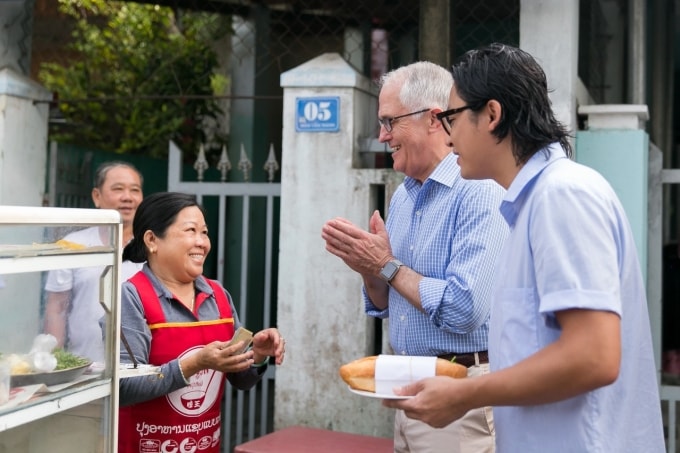 Đầu bếp Luke Nguyen dẫn cựu Thủ tướng Australia Malcolm Turnbull ăn sáng ổ bánh mì 10.000 đồng ven đường Đà Nẵng, tại Tại Tuần lễ Cấp cao APEC tháng 11/2017. Ảnh: Nhân vật cung cấp