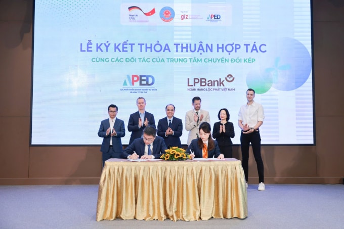 Bà Vũ Nam Hương, Phó tổng giám đốc LPBank (phải) và ông Nguyễn Đức Trung, Phó Cục trưởng APED (trái), đại diện hai đơn vị thực hiện ký kết MOU. Ảnh: LPBank