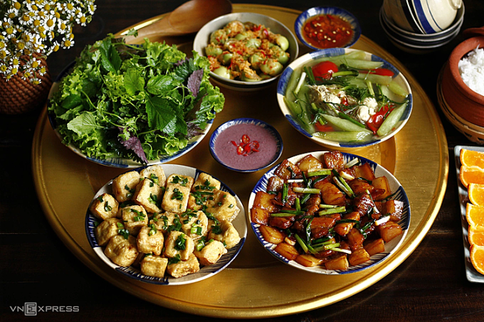 Thứ tự ăn để lành mạnh hơn, bắt đầu bằng rau, thịt, cuối cùng là tinh bột. Ảnh: Bùi Thủy