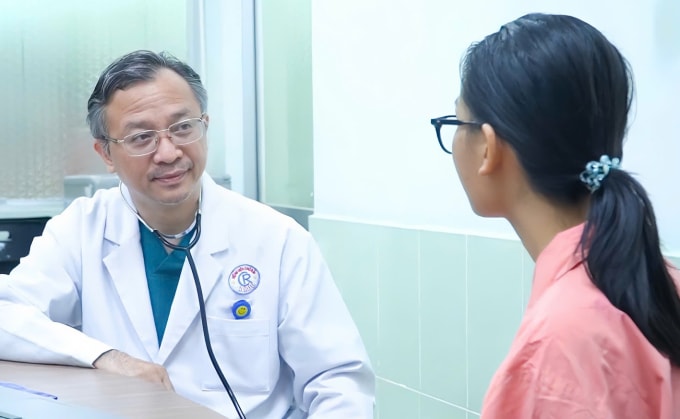 Bác sĩ Thái An thăm khám, tư vấn cho người bệnh. Ảnh: Bệnh viện cung cấp