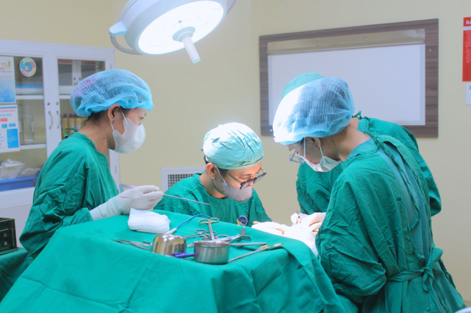 Bác sĩ phẫu thuật tạo hình đóng lỗ thủng bằng ghép cân cơ thái dương cho người bệnh. Ảnh: Bệnh viện cung cấp