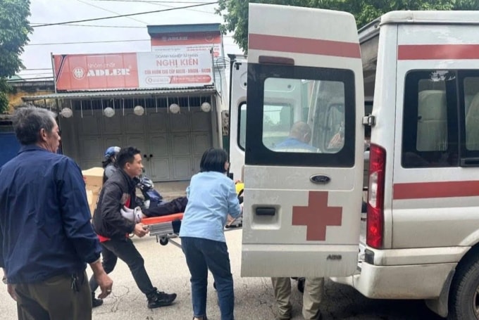 Bà Hường cùng người dân đưa nạn nhân đi bệnh viện cấp cứu. Ảnh người dân cung cấp