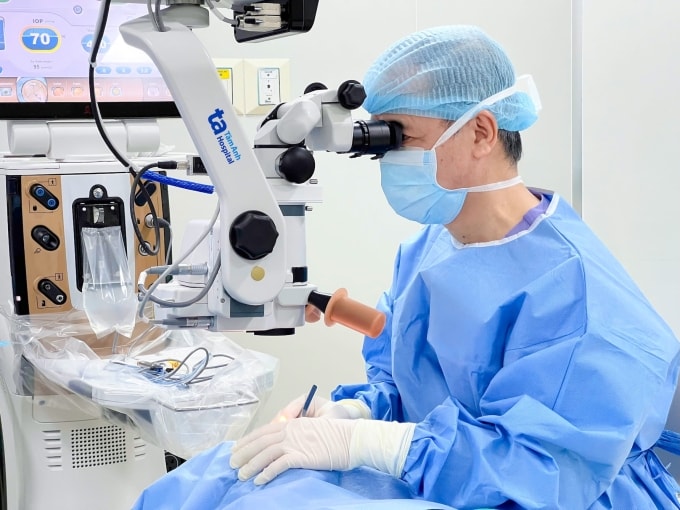 PGS.TS.BS Nguyễn Xuân Hiệp, Giám đốc Trung tâm Mắt Công nghệ cao phẫu thuật mắt trái cho ông Phong. Ảnh: Bệnh viện Đa khoa Tâm Anh