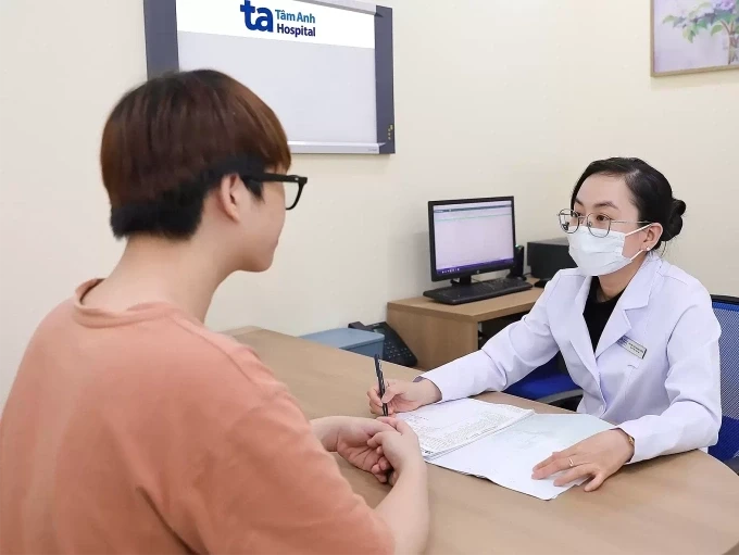 Bác sĩ Diễm khám cho người bệnh. Ảnh: Bệnh viện Đa khoa Tâm Anh