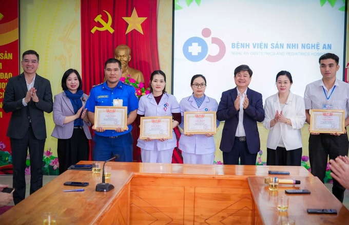 Giám đốc Sở Y tế tỉnh Nghệ An Lê Thị Hoài Chung (thứ hai từ phải qua), trao giấy khen cho các nhân viên y tế, ngày 24/10. Ảnh: Hùng Lê