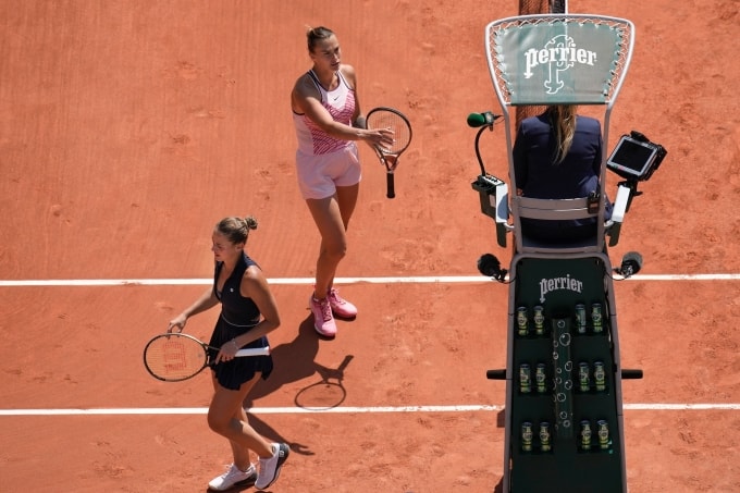 Kostyuk (trái) rời sân sau khi thua Sabalenka 2-6, 3-6 tại vòng một Roland Garros 2023. Ảnh: AP