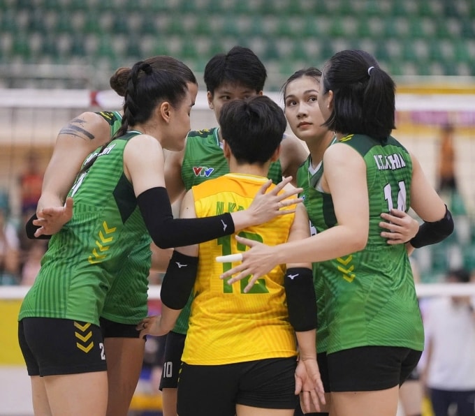 Các cầu thủ Bình Điền Long An trong trận thắng Ninh Bình 3-2 ở chung kết giải bóng chuyền nữ vô địch Quốc gia 2025, tại nhà thi đấu tỉnh Ninh Bình ngày 16/10/2025. Ảnh: VFV
