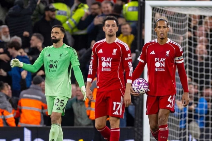 Van Dijk cùng các đồng đội thất vọng sau khi thua Man Utd 1-2 trên sân nhà Anfield ở vòng 8 Ngoại hạng Anh ngày 19/10. Ảnh: Liverpool FC
