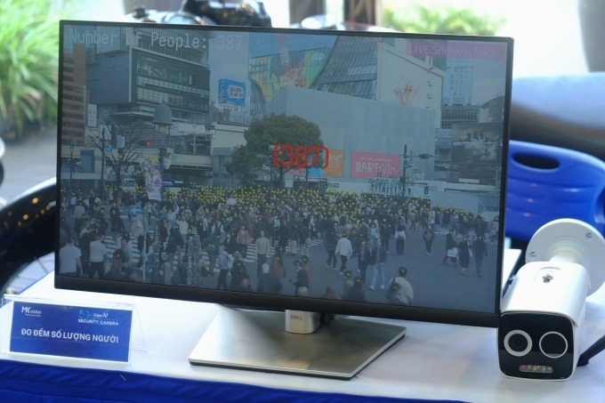 Camera giám sát tích hợp AI có khả năng đếm người do doanh nghiệp Việt phát triển. Ảnh: Trọng Đạt