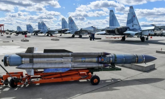 Tên lửa Kh-31A chuẩn bị lắp lên tiêm kích Nga hồi năm 2022. Ảnh: RIA Novosti