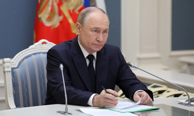 Tổng thống Putin thị sát cuộc diễn tập qua đường truyền video từ Moskva, Nga hôm 22/10. Ảnh: Sputnik
