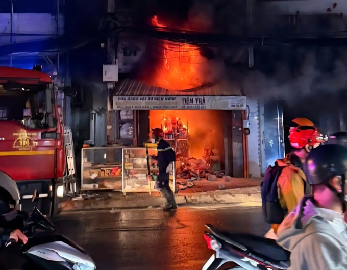 Lửa bốc lên ngùn ngụt từ phía trong cửa hàng. Ảnh: Đình Văn