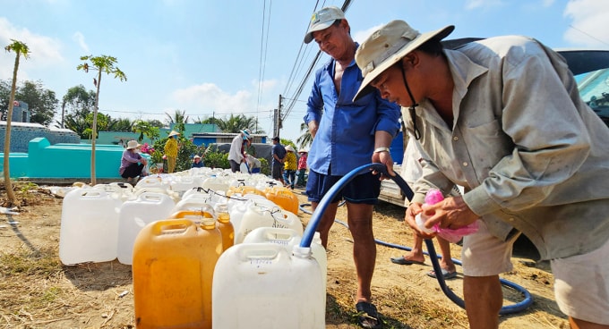 Người dân tỉnh Tiền Giang cũ mang can xếp hàng xin nước ngọt trong mùa hạn mặn năm 2024. Ảnh: Hoàng Nam