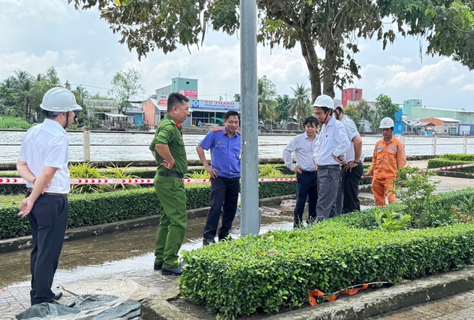 Cơ quan chức năng đăng kiểm tra hiện trường tại trụ chiếu đèn. Ảnh: An Bình