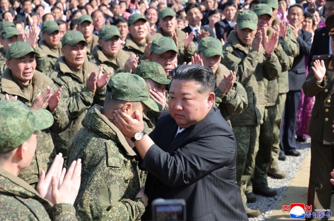 Ông Kim động viên, chào hỏi binh sĩ Triều Tiên có mặt trong buổi lễ. Ảnh: KCNA