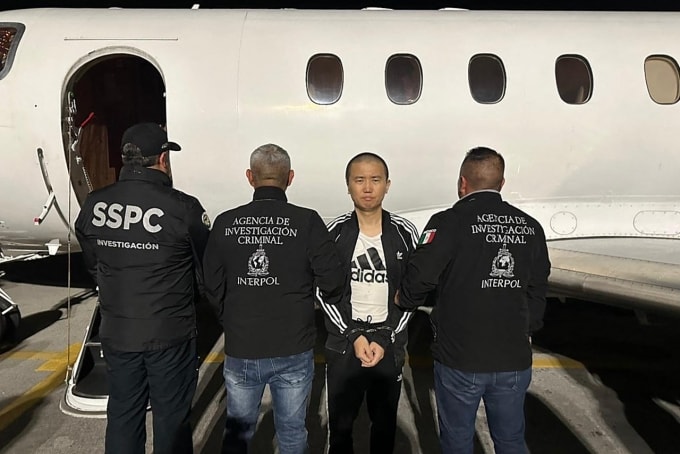 Zhi Dong Zhang bị dẫn độ từ Mexico City sang Mỹ tối 23/10. Ảnh: AFP