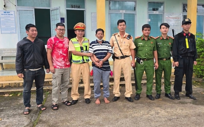 Tùng bị đưa về trụ sở công an. Ảnh: Công an Quảng Ngãi