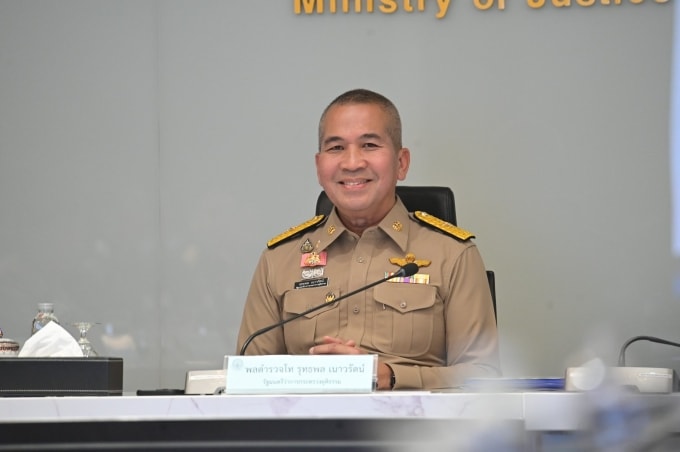 Bộ trưởng Tư pháp Thái Lan Rutthaphon Naowarat họp báo tại Bangkok ngày 2/10. Ảnh: Facebook/ThaiEnquirer