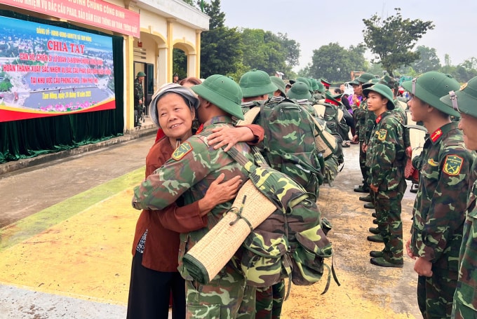 Người dân Phú Thọ bịn rịn chia tay bộ đội Công binh 249 trước giờ về đơn vị, sáng 24/10. Ảnh: Phi Hùng