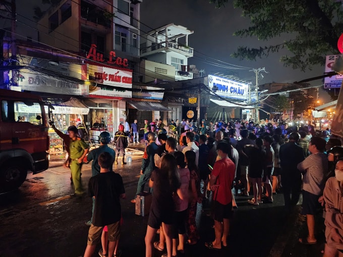 Người dân tập trung trước hiện trường vụ cháy. Ảnh: Đình Văn