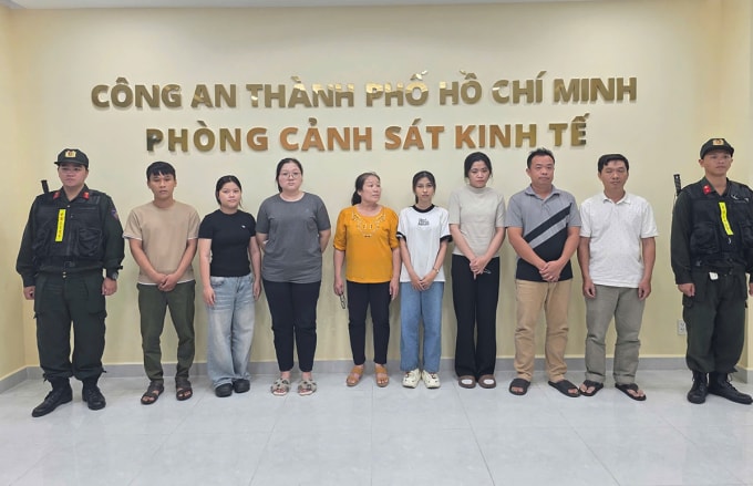 Nguyễn Ngọc Thơ (áo trắng, bìa phải) cùng những người liên quan. Ảnh: Công an TP HCM