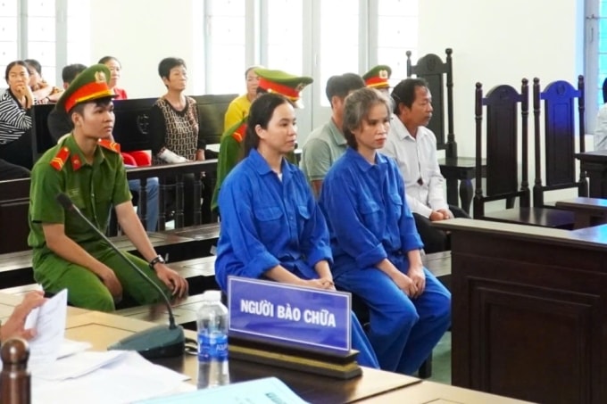 Hai bị cáo Lan và Diễm, chị của Tín tại phiên toà cuối tháng 6. Ảnh: Tư Huynh