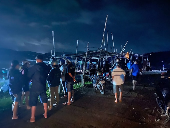 Người dân ngóng tin tức nạn nhân mất tích ở khu vực biển phường Xuân Đài, Đăk Lăk. Ảnh: Hoàng Kiều