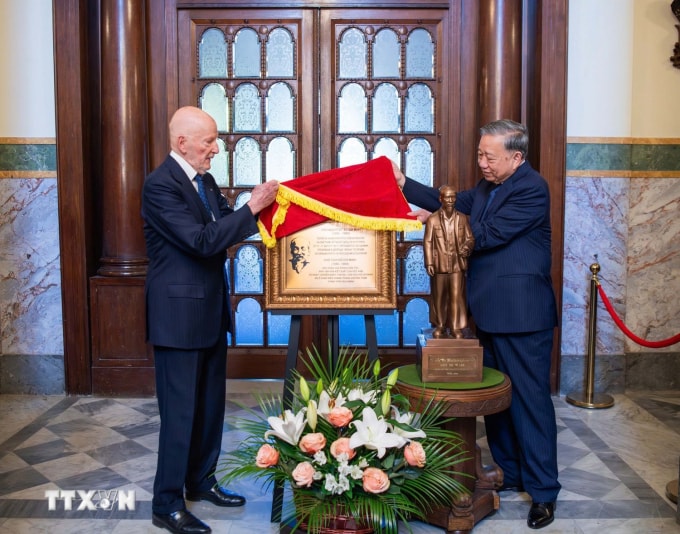 Tổng Bí thư Tô Lâm và cựu hoàng Simeon Saxe-Coburg-Gotha tại cung điện Vrana ngày 23/10. Ảnh: TTXVN