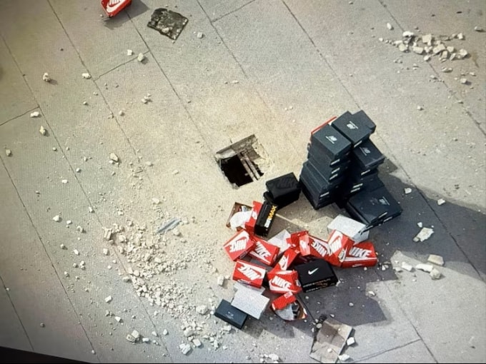 Lỗ khoét trên phần mái bê tông của trung tâm thương mại Treasure Coast ở bang Florida và những đôi giày bị bỏ lại sau vụ trộm hôm 21/10. Ảnh: Văn phòng Cảnh sát trưởng hạt Martin