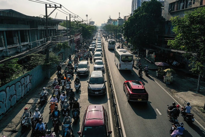 Ùn tắc trên đường Nguyễn Tất Thành, hướng vào trung tâm TP HCM. Ảnh: Quỳnh Trần