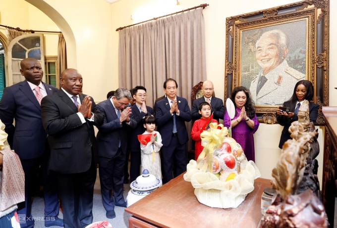 Tổng thống Nam Phi Matamela Cyril Ramaphosa dâng hương khi thăm nhà riêng Đại tướng Võ Nguyên Giáp ngày 24/10. Ảnh: Giang Huy