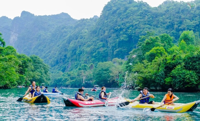Du khách nườm nượp đến “Vương quốc hang động” Phong Nha - Kẻ Bàng - Ảnh 1. Du khách nườm nượp đến “Vương quốc hang động” Phong Nha - Kẻ Bàng - Ảnh 1.