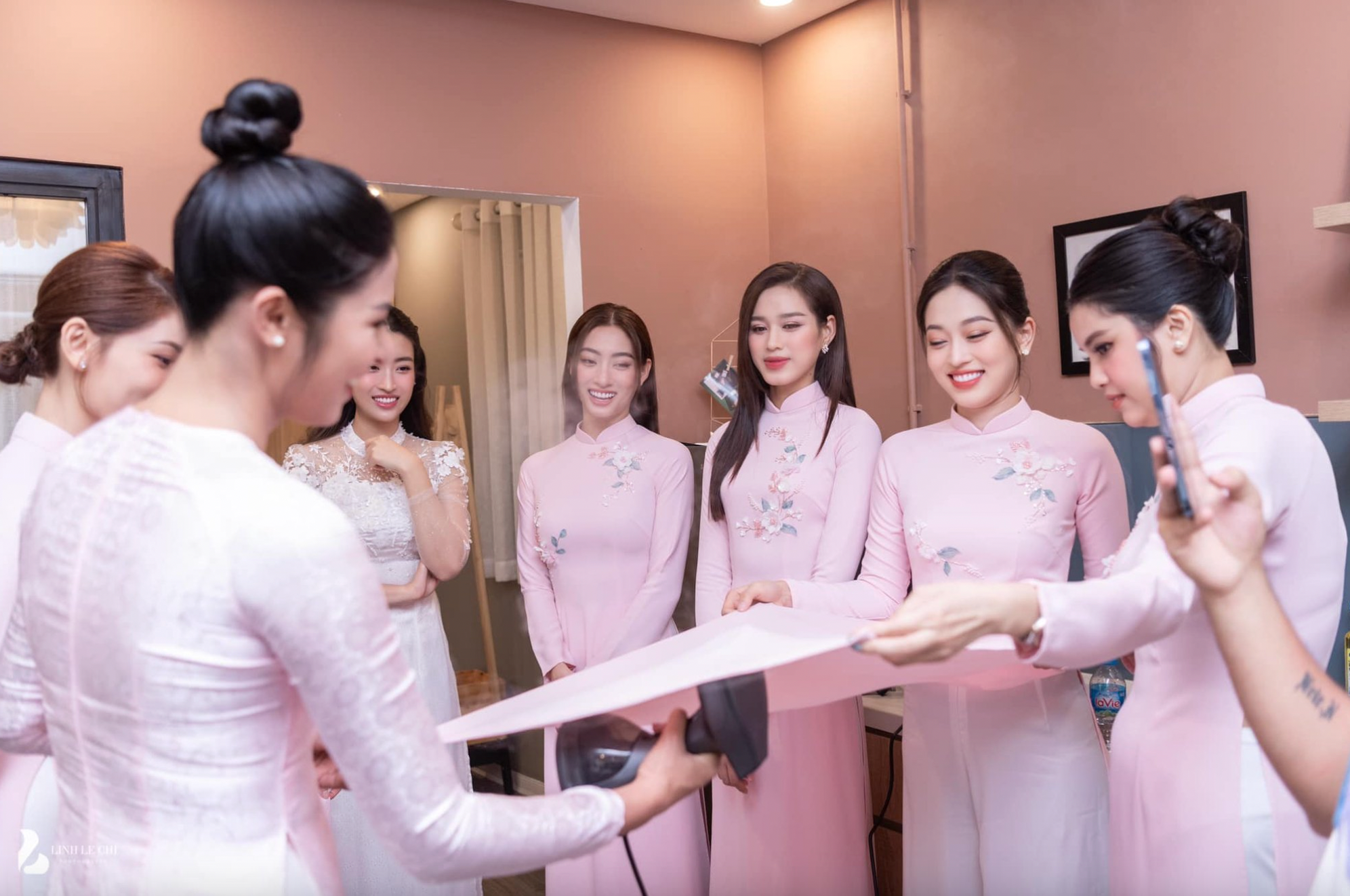 Vì sao Đỗ Mỹ Linh và nhiều người đẹp vắng bóng trong đám cưới của Đỗ Thị Hà?- Ảnh 3. Vì sao Đỗ Mỹ Linh và nhiều người đẹp vắng bóng trong đám cưới của Đỗ Thị Hà?- Ảnh 3.