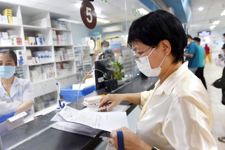 Bệnh nhân khám bệnh bảo hiểm y tế tại Bệnh viện Đại học Y Dược TP.HCM - Ảnh: Báo Tuổi Trẻ