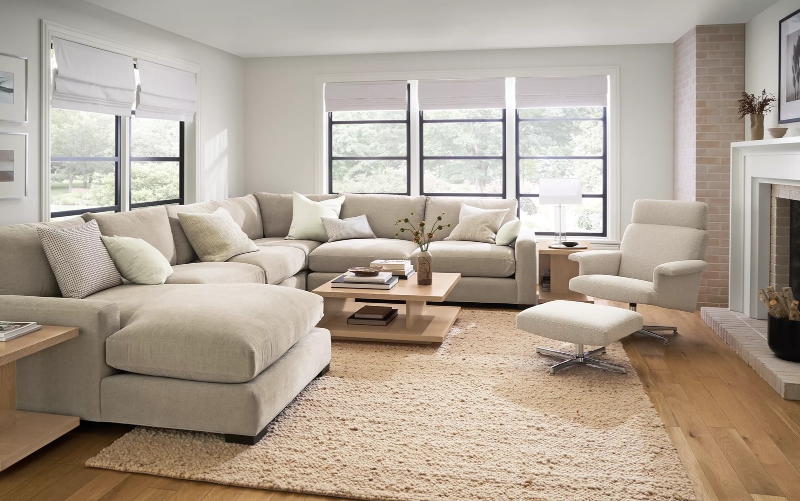 Nội thất quá khổ khiến căn phòng mất cân đối. (Ảnh: Room & Board)