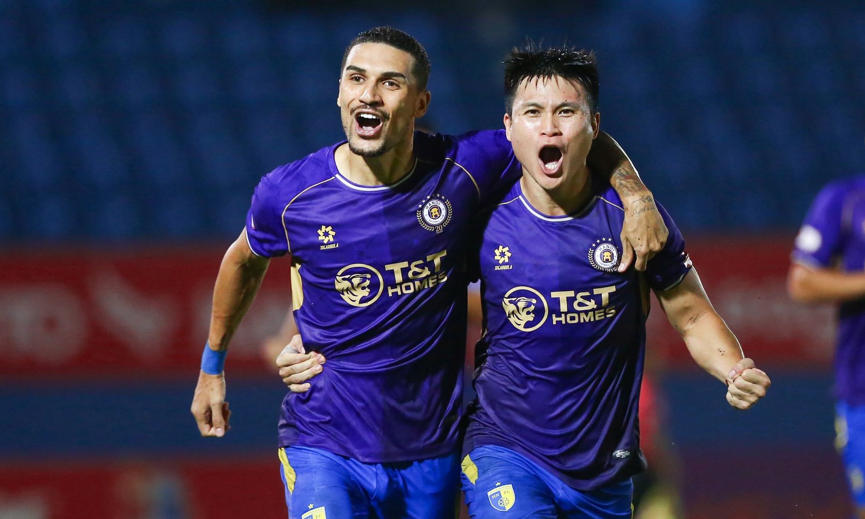 Đỗ Hoàng Hên (bên trái) giúp Hà Nội FC thắng trận đầu tiên dưới thời huấn luyện viên Harr Kewell.